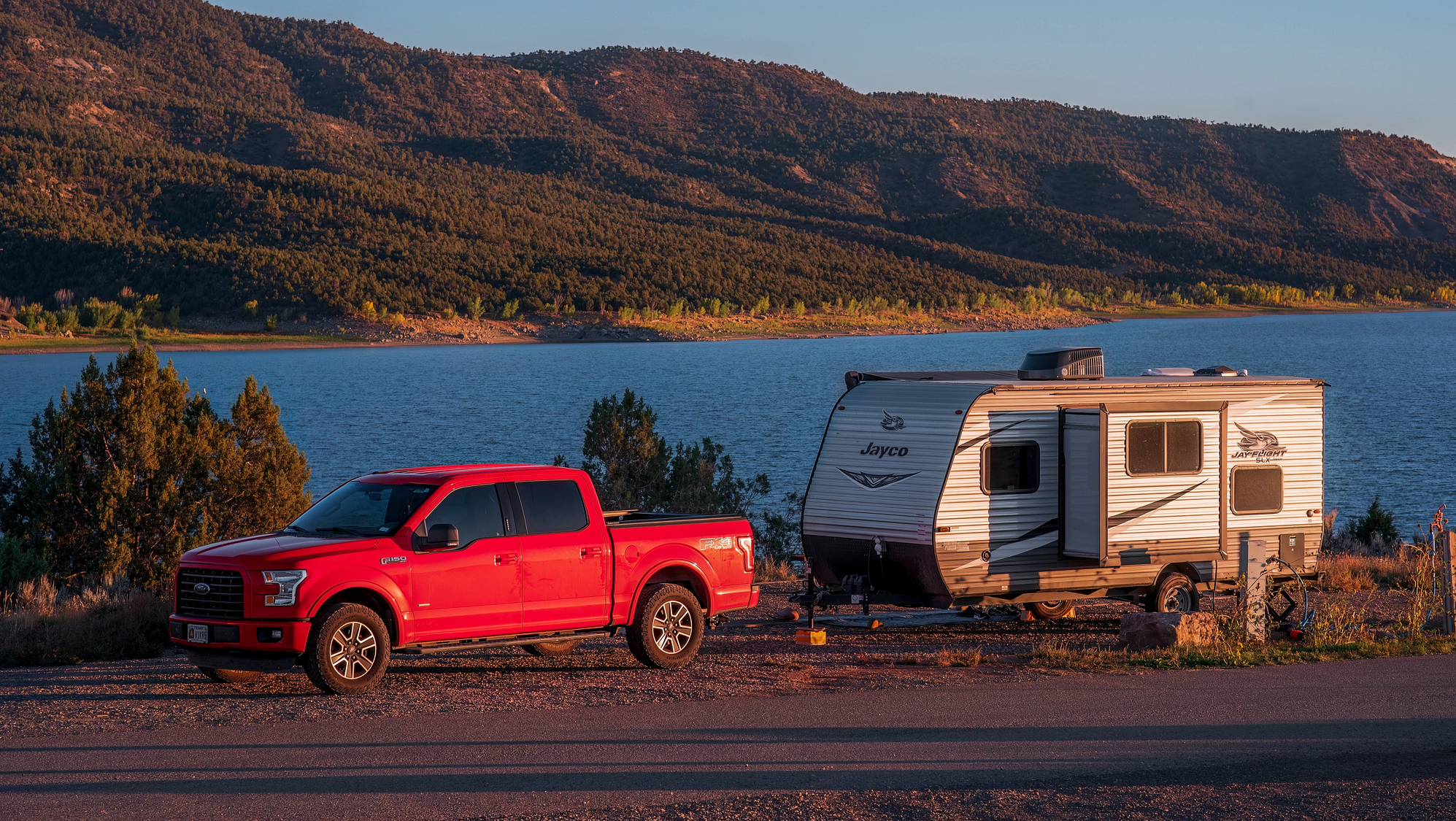 Read more about the article RV Tow Weights Explained: What You Need to Know Before You Tow